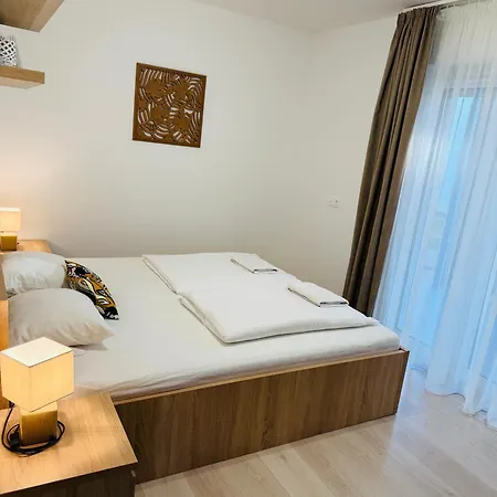 Leda Apartmanok 1-2 Siofok Aranypart Exterior photo